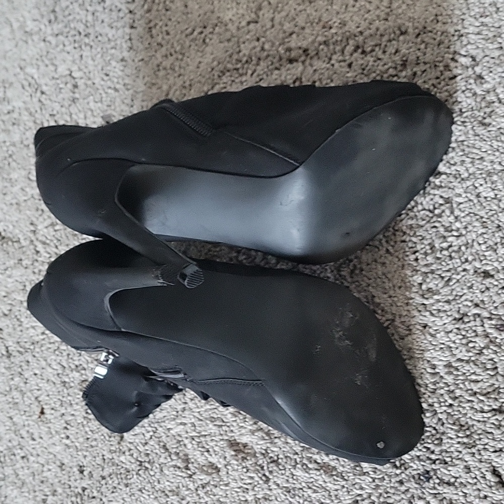 JustFab Black 4-inch Heeled Booties, Size 8 - Picture 4 of 6